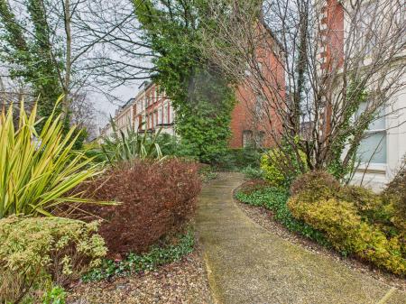 1 bedroom Flat to let in 14 College Gardens, Belfast, BT9