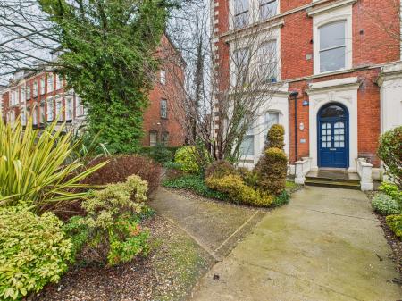 1 bedroom Flat to let in 14 College Gardens, Belfast, BT9