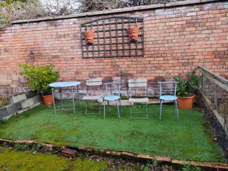 2 bedroom Terraced House to let in Willowfield Parade, Belfast, BT6