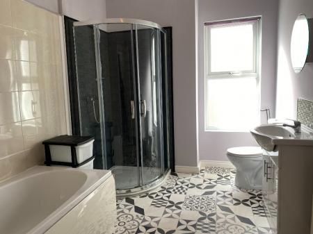 3 bedroom Semi-detached house to let in Ormeau Road, Belfast, BT7
