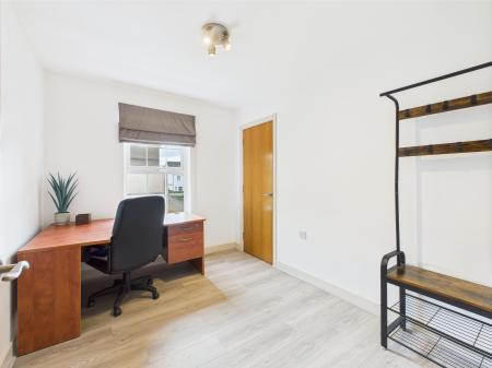 3 bedroom Flat to let in Leathem Square, Dundonald, BT16
