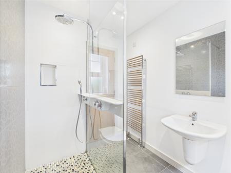 3 bedroom Flat to let in Leathem Square, Dundonald, BT16