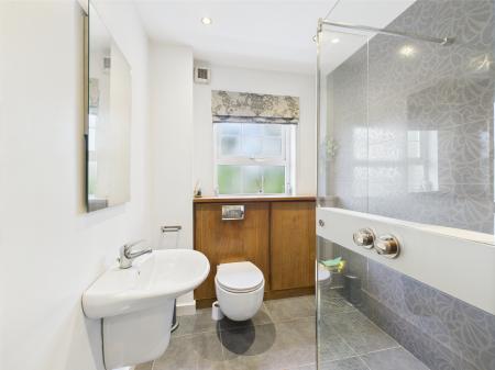 3 bedroom Flat to let in Leathem Square, Dundonald, BT16