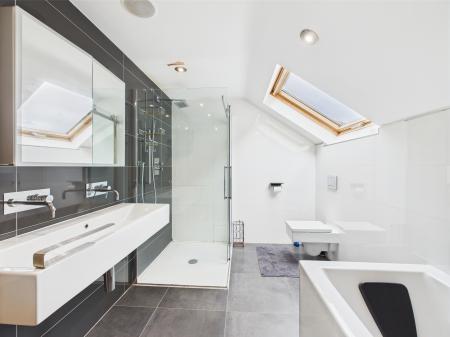 3 bedroom Flat to let in Leathem Square, Dundonald, BT16