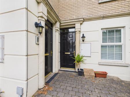 3 bedroom Flat to let in Leathem Square, Dundonald, BT16