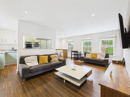 3 bedroom Flat to let in Leathem Square, Dundonald, BT16