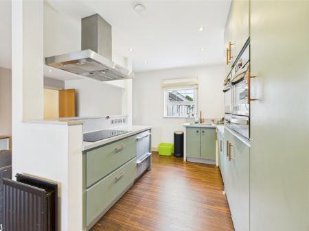 3 bedroom Flat to let in Leathem Square, Dundonald, BT16