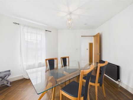 3 bedroom Flat to let in Leathem Square, Dundonald, BT16