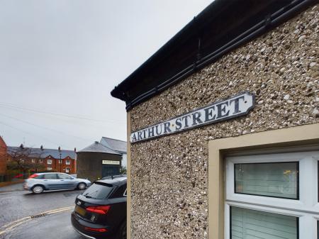 2 bedroom Terraced House to let in Arthur Street, Hillsborough, BT26