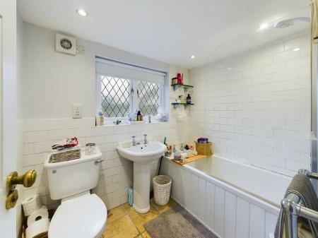 2 bedroom Terraced House to let in Arthur Street, Hillsborough, BT26