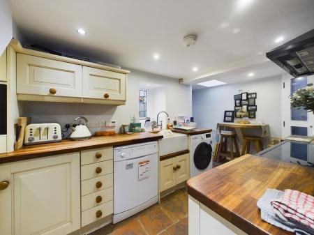 2 bedroom Terraced House to let in Arthur Street, Hillsborough, BT26