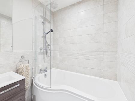 2 bedroom Flat to let in 60 Knocknagoney Road, Belfast, BT4