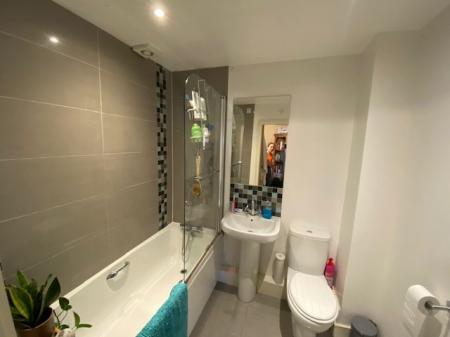 2 bedroom Apartment to let in Upper Lisburn Road, Belfast, BT10