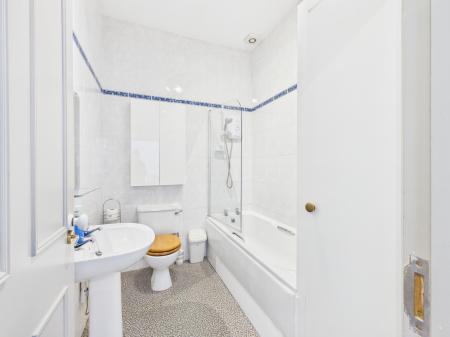 2 bedroom Apartment to let in Rossmore Apartments, Ormeau Road, Belfast, BT7
