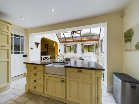 6 bedroom Detached house to let in Upper Newtownards Road, Belfast, BT4