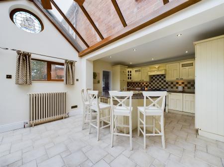 6 bedroom Detached house to let in Upper Newtownards Road, Belfast, BT4