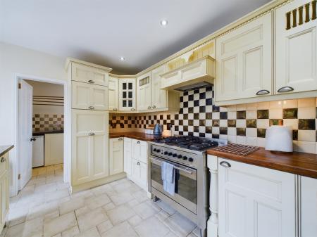 6 bedroom Detached house to let in Upper Newtownards Road, Belfast, BT4