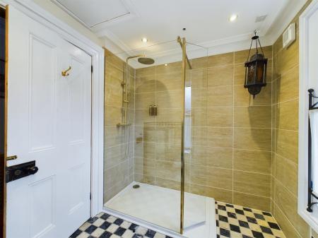 6 bedroom Detached house to let in Upper Newtownards Road, Belfast, BT4