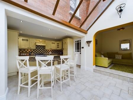 6 bedroom Detached house to let in Upper Newtownards Road, Belfast, BT4