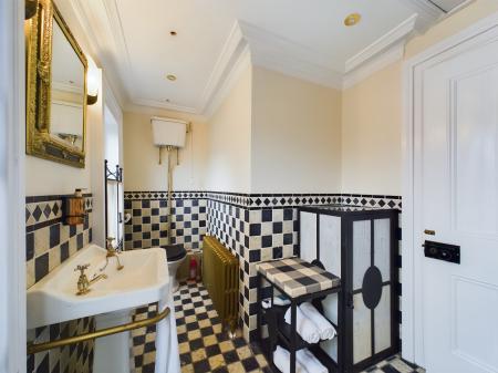 6 bedroom Detached house to let in Upper Newtownards Road, Belfast, BT4