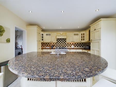 6 bedroom Detached house to let in Upper Newtownards Road, Belfast, BT4
