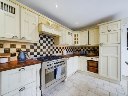 6 bedroom Detached house to let in Upper Newtownards Road, Belfast, BT4