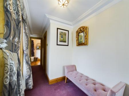 6 bedroom Detached house to let in Upper Newtownards Road, Belfast, BT4