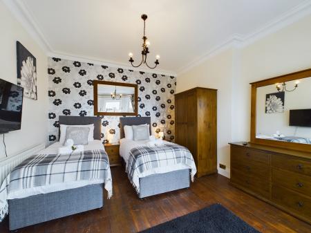 6 bedroom Detached house to let in Upper Newtownards Road, Belfast, BT4