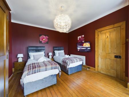 6 bedroom Detached house to let in Upper Newtownards Road, Belfast, BT4