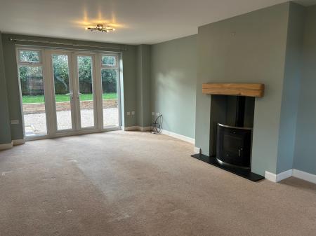 5 bedroom Detached house to let in Meteor Close, Newton, NG13