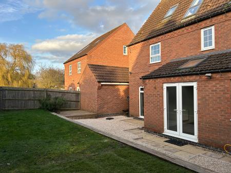 5 bedroom Detached house to let in Meteor Close, Newton, NG13