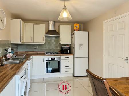 4 bedroom Semi-detached house for sale in Mason Road, Melton Mowbray, LE13