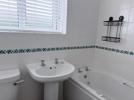3 bedroom Semi-detached house to let in Wymondham Way, Melton Mowbray, LE13
