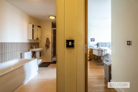 2 bedroom Flat to let in Masons Way, Birmingham, B15