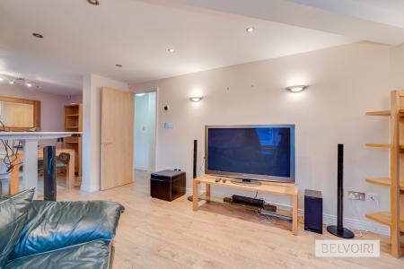2 bedroom Flat to let in Carpathian Court, Chamberlain Court, Jewellery Quarter, Birmingham, B18
