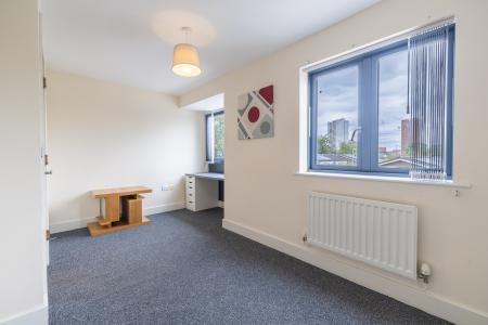 4 bedroom Town house to let in Cregoe Street, Park Central, Birmingham, B15