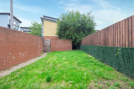 4 bedroom Town house to let in Cregoe Street, Park Central, Birmingham, B15