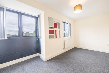 4 bedroom Town house to let in Cregoe Street, Park Central, Birmingham, B15