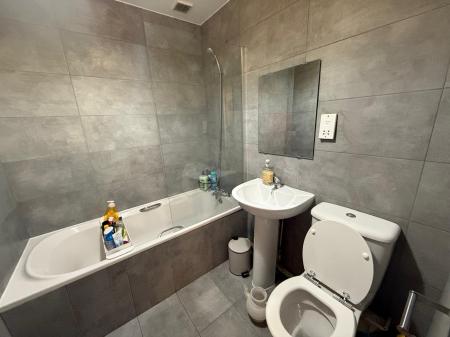 2 bedroom Flat to let in Hall Green, Birmingham, B28