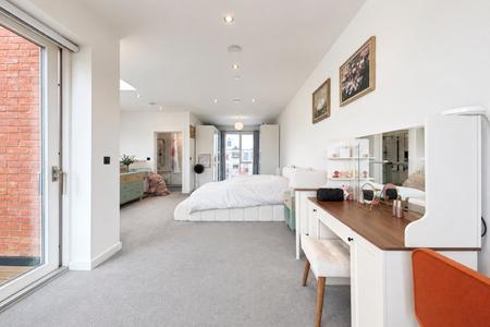 4 bedroom End of terrace house for sale in South Loop Square, Birmingham, B16
