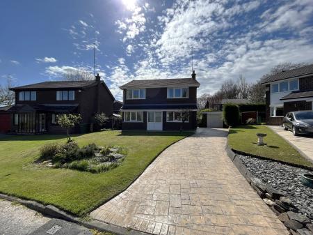 4 bedroom Detached house to let in Willow Hey, Bromley Cross, Bolton, BL7