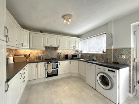 4 bedroom Detached house to let in Willow Hey, Bromley Cross, Bolton, BL7