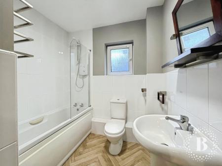 2 bedroom Flat for sale in Spencers Wood, Bromley Cross, Bolton, BL7