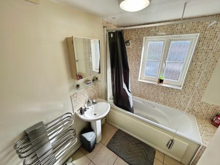 2 bedroom Flat to let in The Square, Kirton, PE20