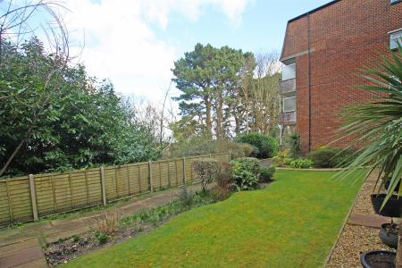 2 bedroom Flat for sale in Redhill Drive, Bournemouth