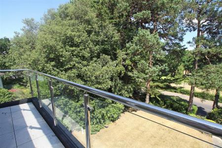 3 bedroom Apartment for sale in Queens Park West Drive, Bournemouth