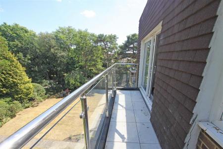 3 bedroom Apartment for sale in Queens Park West Drive, Bournemouth
