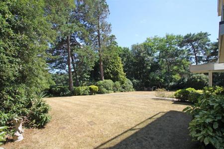 3 bedroom Apartment for sale in Queens Park West Drive, Bournemouth