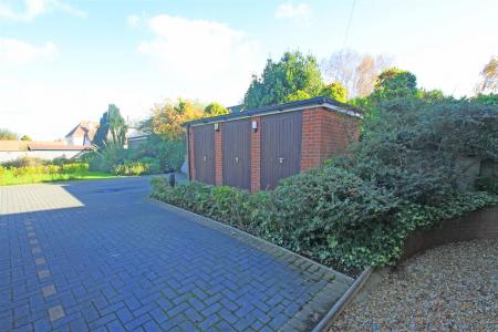 2 bedroom Flat to let in Cherry Tree Lodge, Castle Lane West, Bournemouth