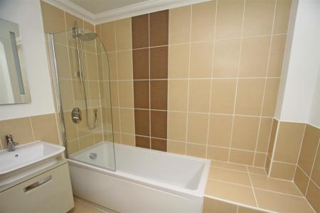 2 bedroom Flat to let in Cherry Tree Lodge, Castle Lane West, Bournemouth